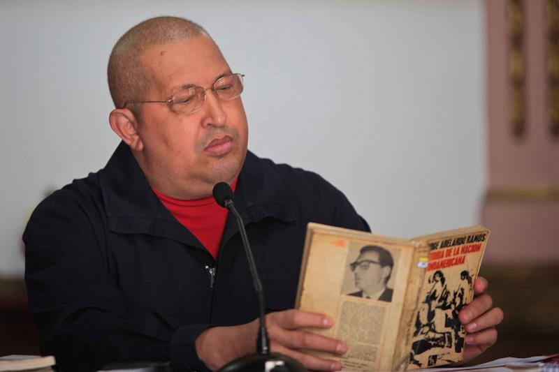 Chávez leyendo "Historia de la Nación Latinoamericana", de Jorge Abelardo Ramos
